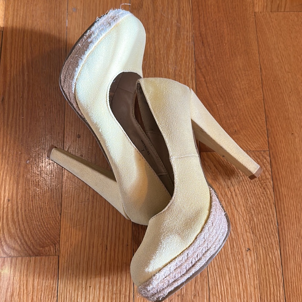 Yellow platform heels🌼☀️